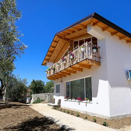 Vila Dario Roshnik *